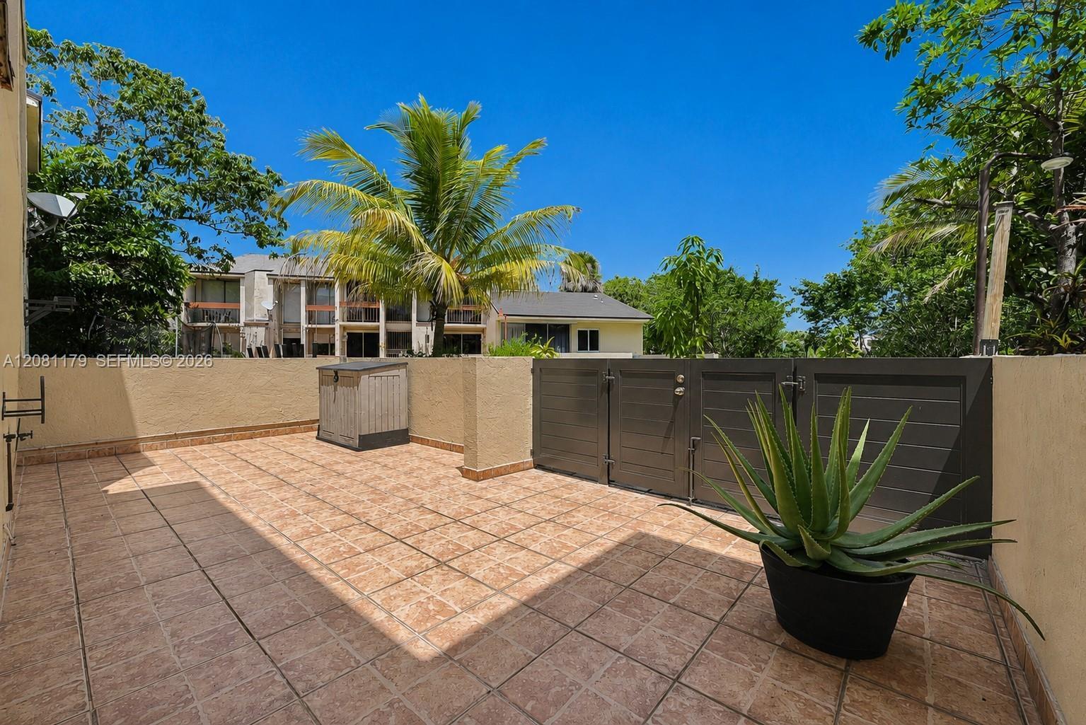 Building Photo - 9133 Fontainebleau Blvd