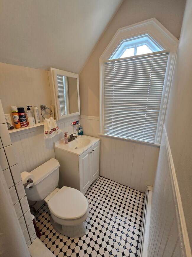 Building Photo - Nicely renovated 3 bed with in-unit laundry in Watertown!