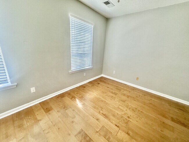 Building Photo - Three Bedroom, Townhome in The Farm!