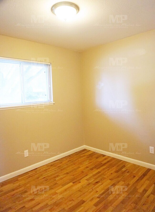 Building Photo - 1013 Castlerock Dr