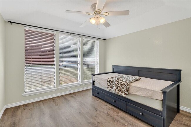 Building Photo - 5410 Fox Run Dr