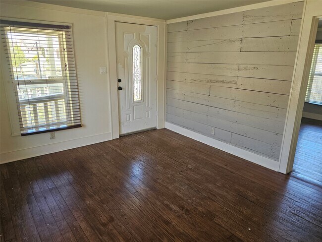 Building Photo - 5118 Pine Ave