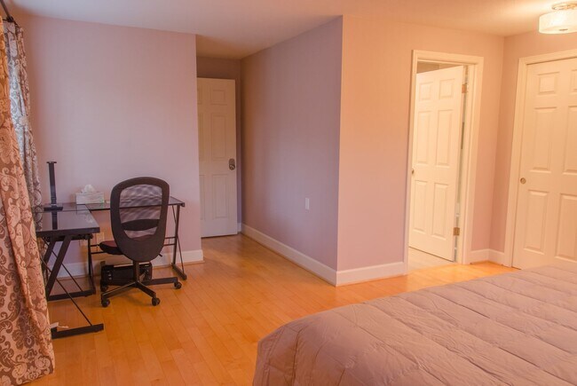 Building Photo - 4bd/2.5ba Seattle Home