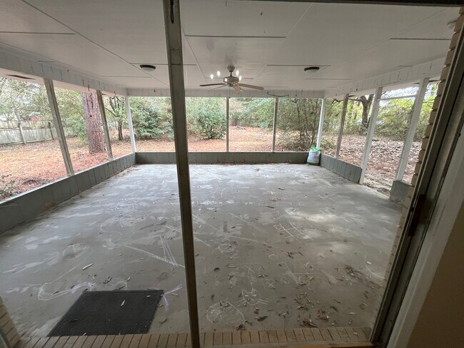 Building Photo - 211 Henderson St