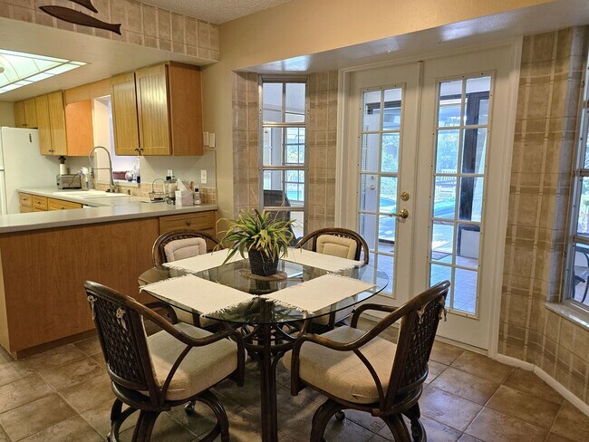 Building Photo - Seasonal Short-Term Single-Family Heated Pool Home located in Venice Gardens!