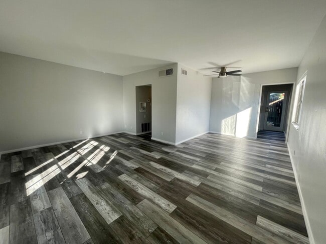 Building Photo - AVAILABLE NOW!!! Charming 1 Bed / 1 Bath apartment in PALM SPRINGS!