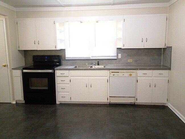 Building Photo - Cute 3Bed/1Bath house with fenced backyard