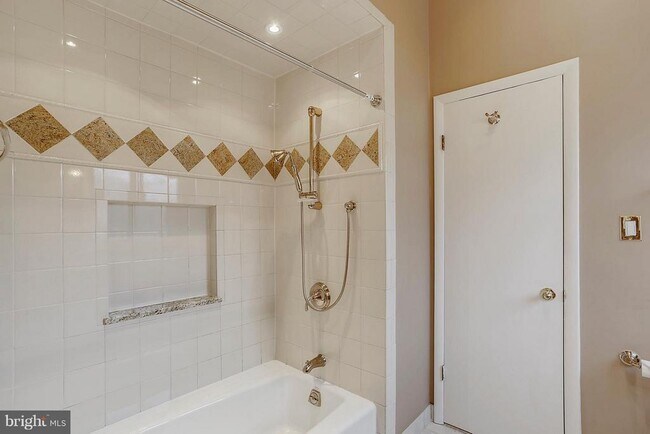 Building Photo - 9801 Clydesdale St