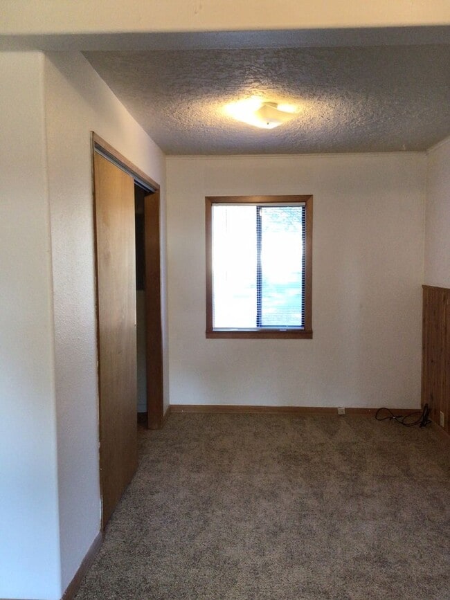 Building Photo - Great Heights Location 1BD Duplex