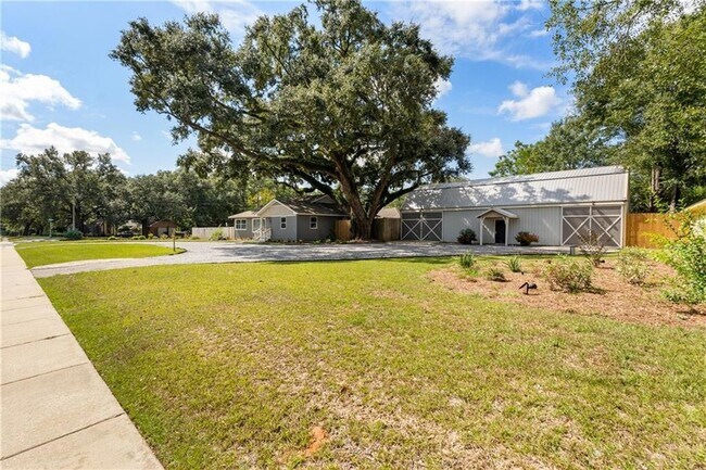 Building Photo - 2762 Hillcrest Rd