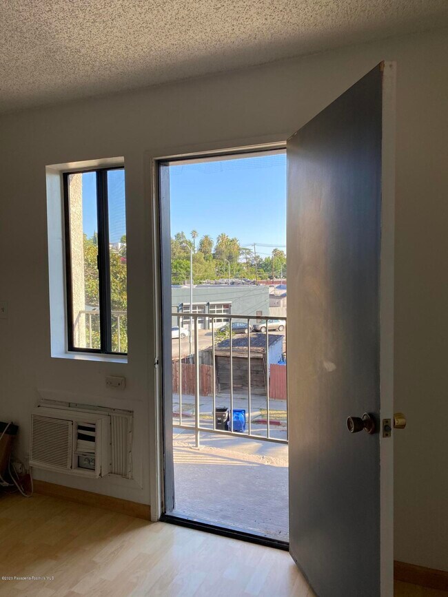 Building Photo - 4225 Del Mar Ave