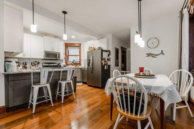 Building Photo - 1019 W Oakdale Ave