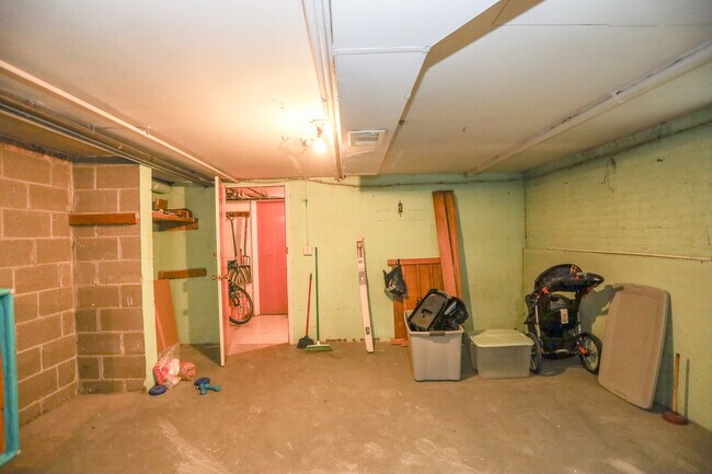 Building Photo - 2754 W Berwyn Ave