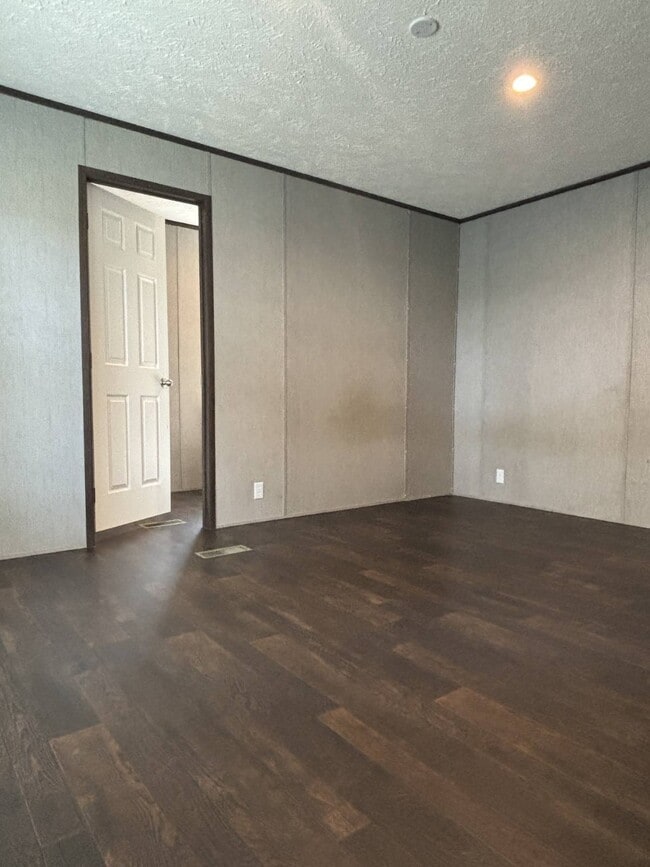 Building Photo - 3150 Plateau Dr