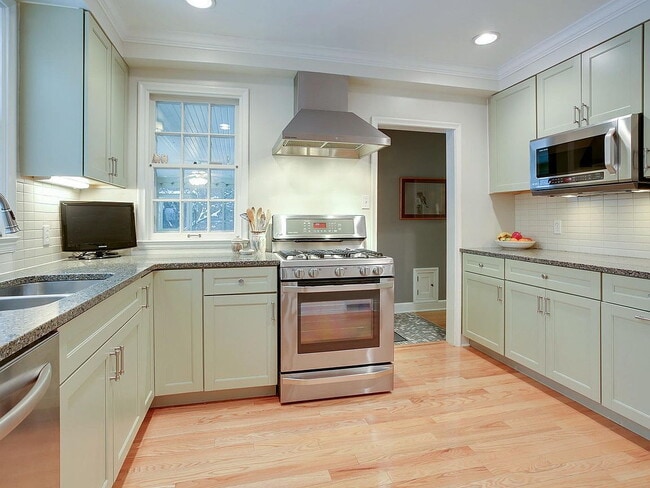 Building Photo - "Charming 3-Bed Home with Granite Elegance...