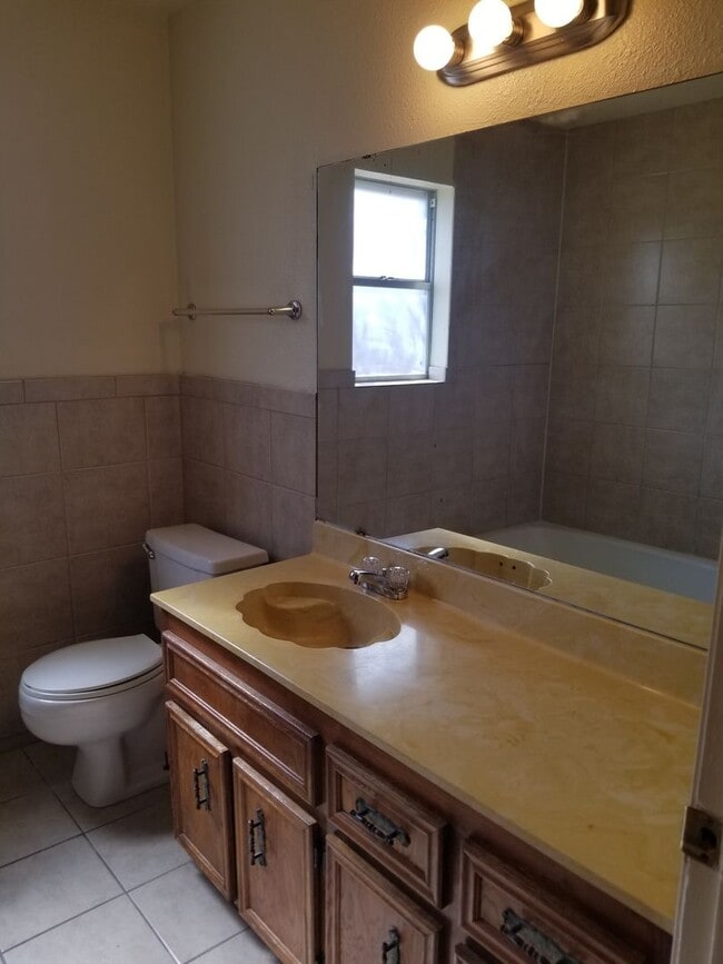 Building Photo - 1710 Kangaroo Ave