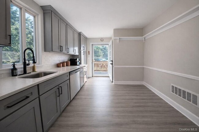 Building Photo - 474 N Bedford Rd