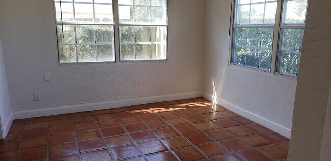 Building Photo - 410 Monroe Dr