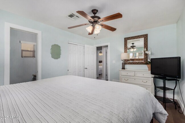 Building Photo - 6839 E Earll Dr