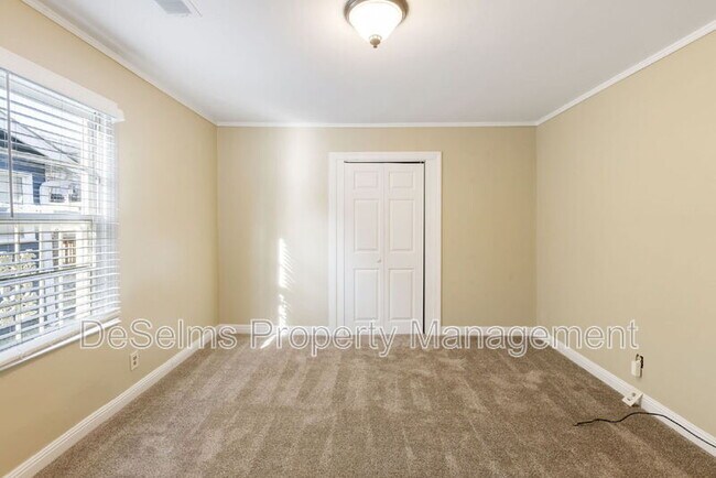 Building Photo - 922 Wedgewood Ave