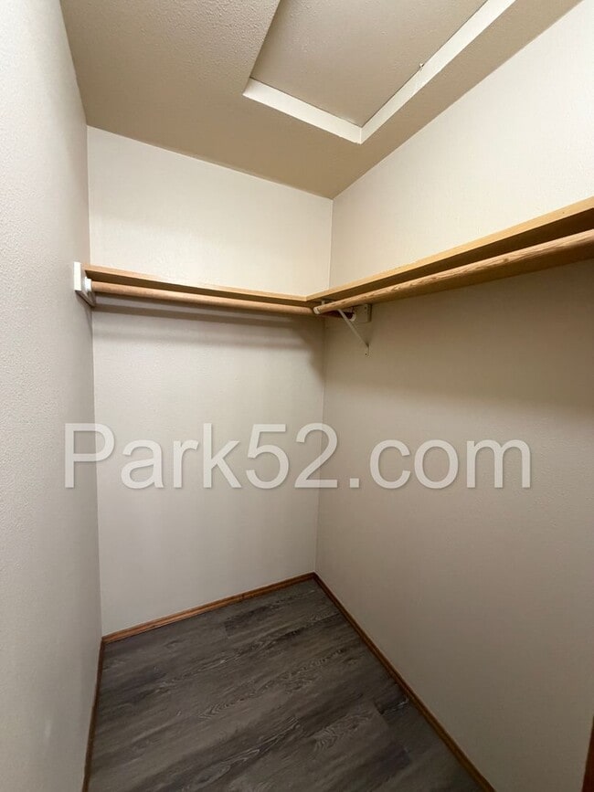 Building Photo - 2 Bedroom Townhome in Gig Harbor - New Flooring!