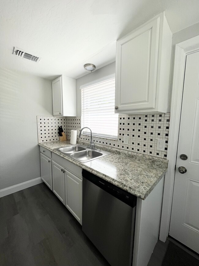 Building Photo - 607 Lyndhurst St