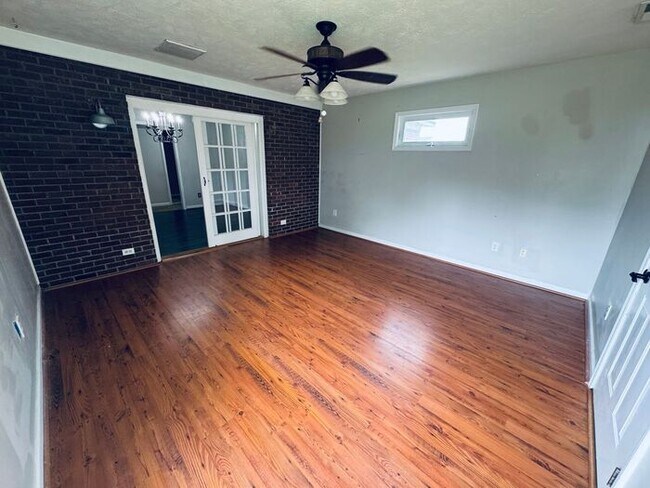 Building Photo - 4 bedroom 3 Bath Home