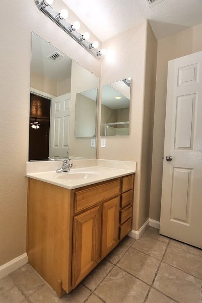 Building Photo - Beautiful 4 Bed 3 full bath Natomas Home!!