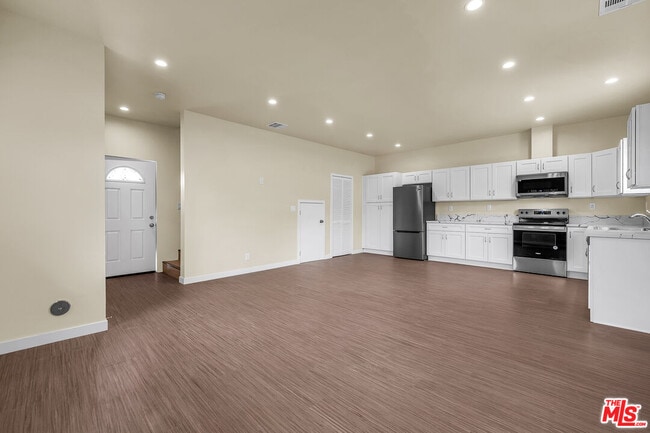 Building Photo - 6625 Duchess Dr