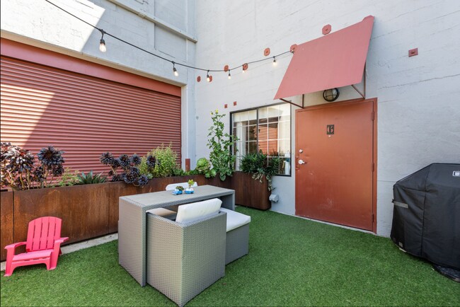 Building Photo - Industrial Chic 3bed/3bath loft style cond...