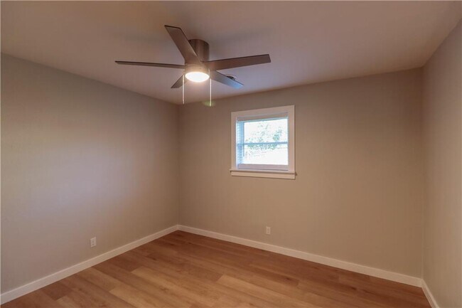 Building Photo - 811 N Pleasant St