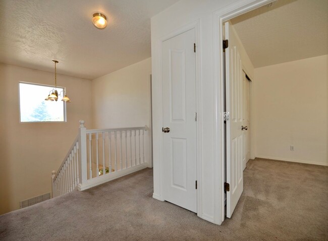 Building Photo - Broadmoore Community, 4 bed 2.5 bath