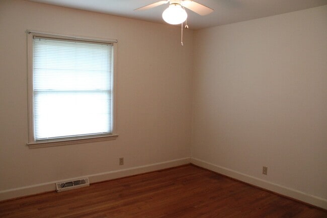 Building Photo - 1705 Hillcrest Dr W