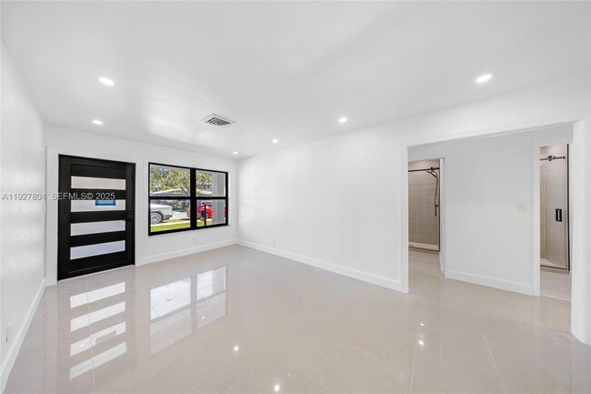 Building Photo - 2318 Scott St