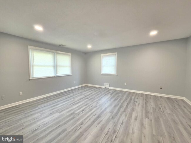 Building Photo - 8241 Robin Hood Dr