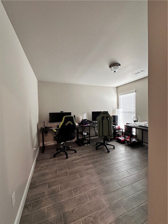 Building Photo - 1030 Winesap Dr