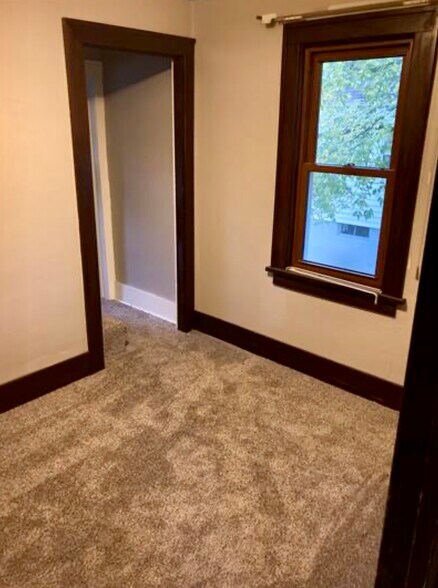 Building Photo - 630 W 7th Ave