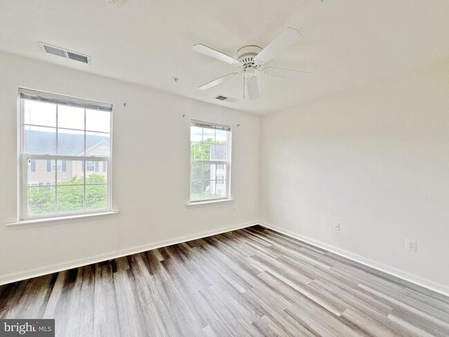 Building Photo - 642 Tivoli Rd