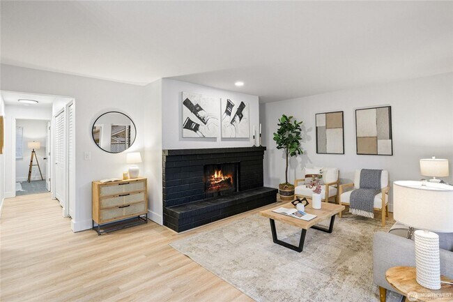 Building Photo - Spacious 2-Bedroom Ground Floor Condo with Private Yard in Kirkland