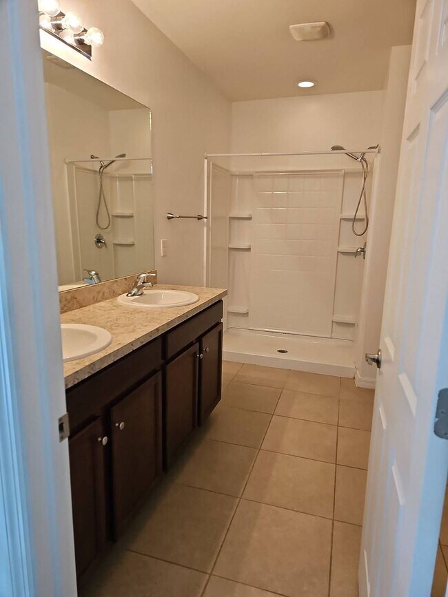 Building Photo - Nice 3 bed 2 bath 2 car garage single family home in Cape Coral with lawn care included.