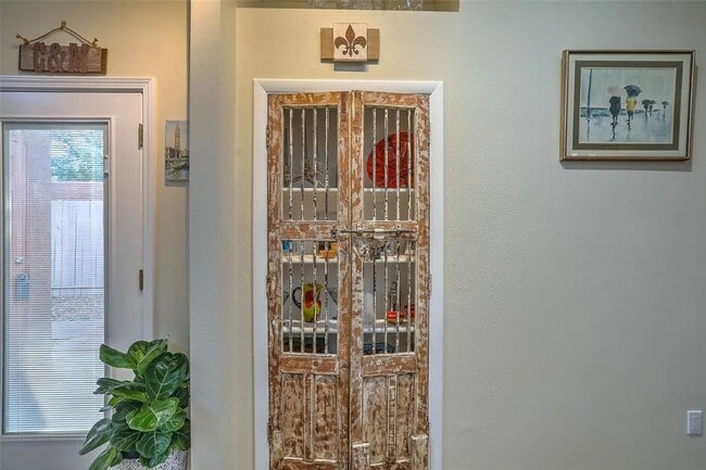 Building Photo - Midtown Santa Fe 3 Bed, 2 Bath, 2 Car Garage and EV Charger