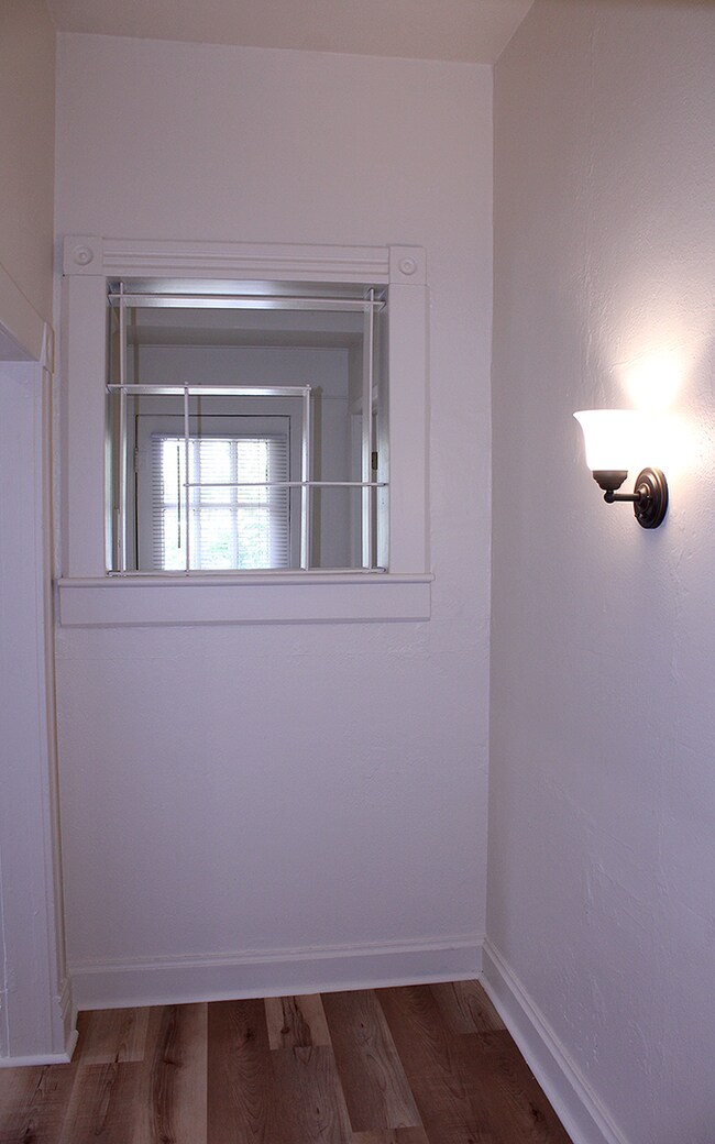 Building Photo - 658 Ash St