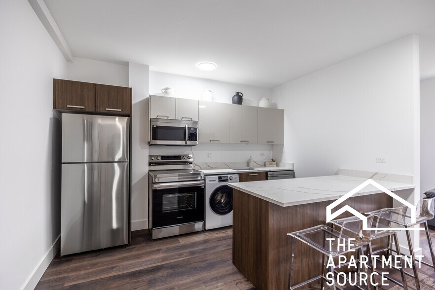 Building Photo - 1553 W Hollywood Ave