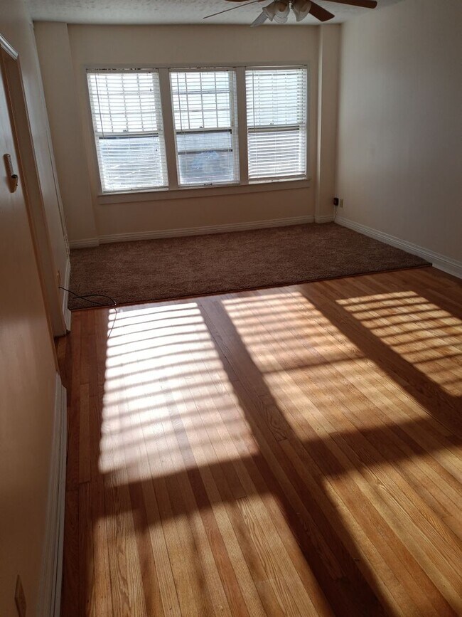 Building Photo - 2 Bedroom / 1.5 Bath Condo  Johnson City, TN