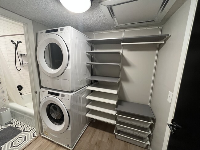 Building Photo - 515 Basswood Ave