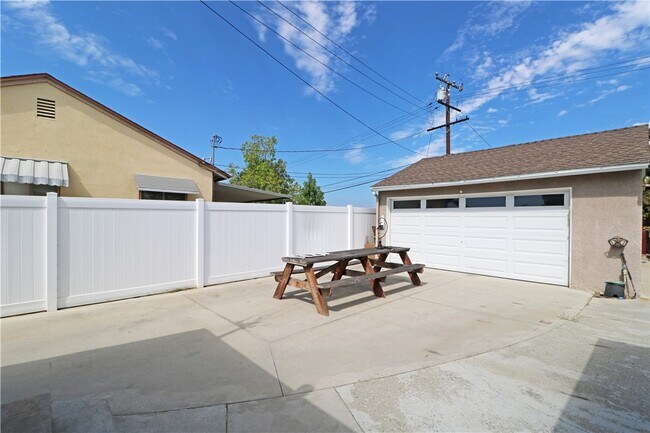 Building Photo - 412 Catalpa Ave