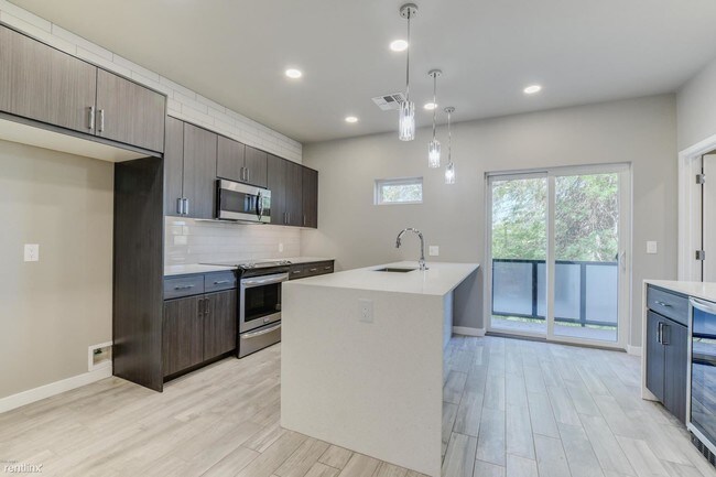 Building Photo - 3 br, 2.5 bath  - 2727 Thomas