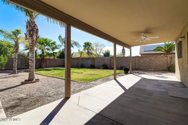 Building Photo - 15929 W Cottonwood St