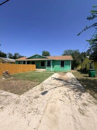 Building Photo - 323 Aldama