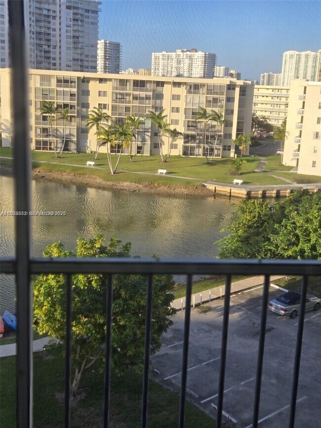 Building Photo - 2903 Point E Dr